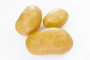 Beyaz arka planda soyutlanmış çiğ patates