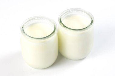 Beyaz arkaplanda izole edilmiş süt bardakları 