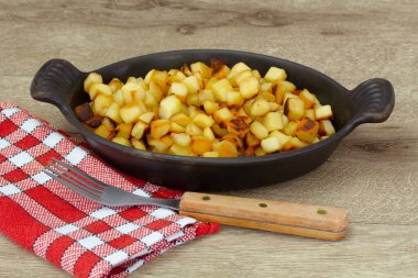 Siyah bir güveçte kıtır kıtır patates..