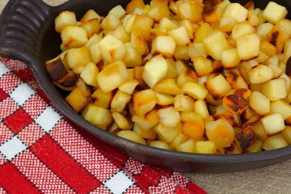 Krokante Blokjes Gesneden Aardappelen Een Zwarte Ovenschotel — Stockfoto