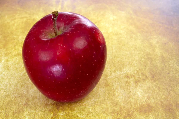 Красное Яблоко Золотом Фоне — стоковое фото