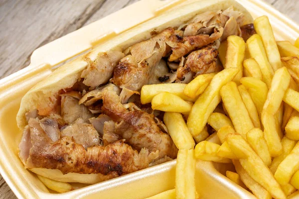 Sandviç kebabı ve patates kızartması..