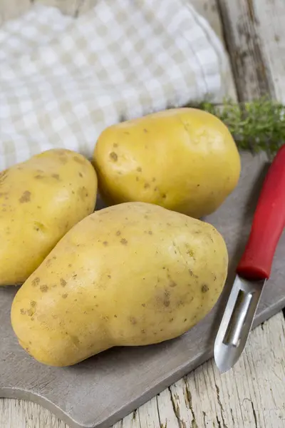 Patate Crude Tagliere Legno — Foto Stock