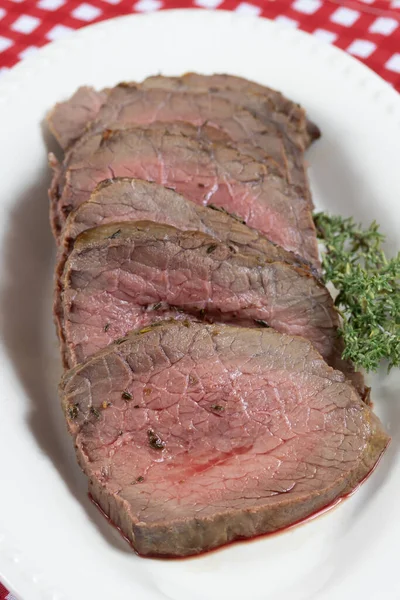 Heerlijke Gesneden Biefstuk Met Rozemarijn Een Bord — Stockfoto