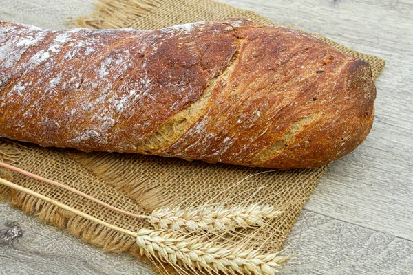 Vers Gebakken Franse Stokbrood Een Servet Twee Spikkels Tarwe — Stockfoto