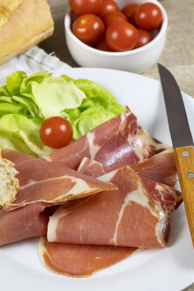 Friss Cseresznye Paradicsom Saláta Prosciutto Kenyér — Stock Fotó