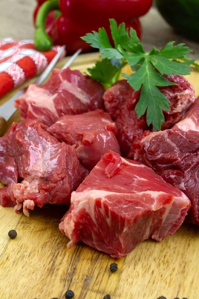 Pedaços Carne Crua Com Pimenta Ramo Salsa Tábua Corte Madeira — Fotografia de Stock