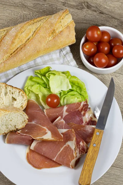 Friss Cseresznye Paradicsom Saláta Prosciutto Kenyér — Stock Fotó