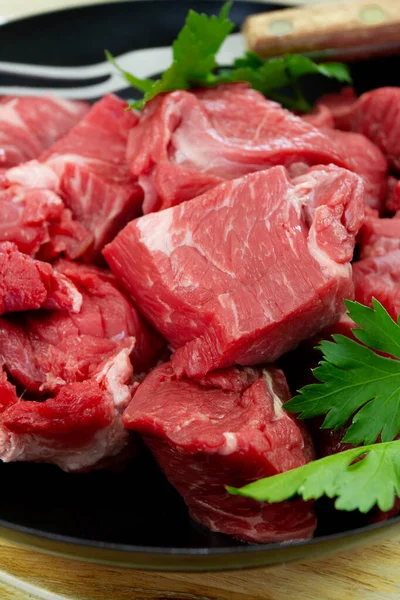 Pedaços Carne Crua Com Ramo Salsa Garfo Escultura Uma Frigideira — Fotografia de Stock