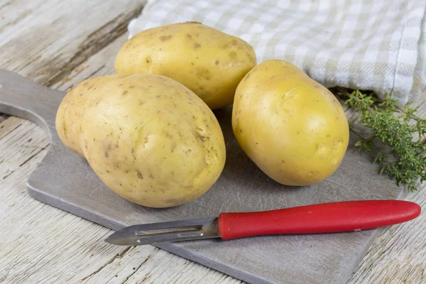 Patate Crude Tagliere Legno — Foto Stock