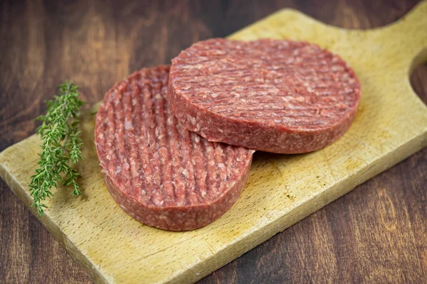 Deux Steaks Hachés Boeuf Cru Sur Une Planche Découper Bois — Photo