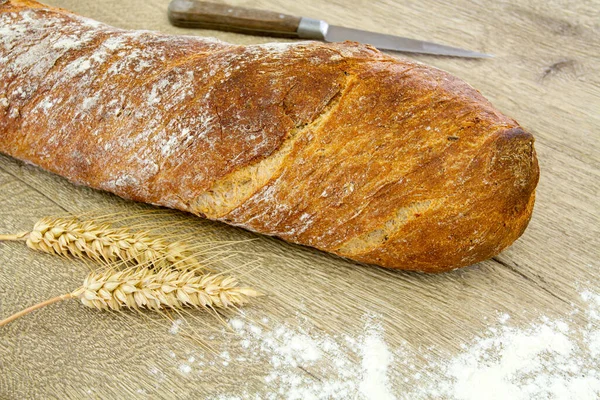 Vers Gebakken Franse Stokbrood Met Twee Spikeletten Tarwe Een Mes — Stockfoto