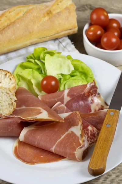 Färska Körsbärstomater Sallat Prosciutto Och Bröd — Stockfoto