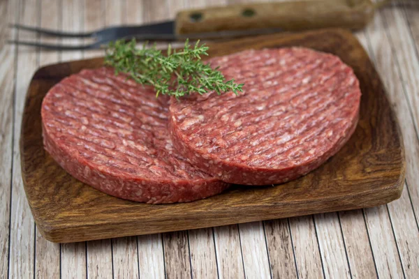 Deux Steaks Hachés Boeuf Cru Sur Une Planche Découper Bois — Photo