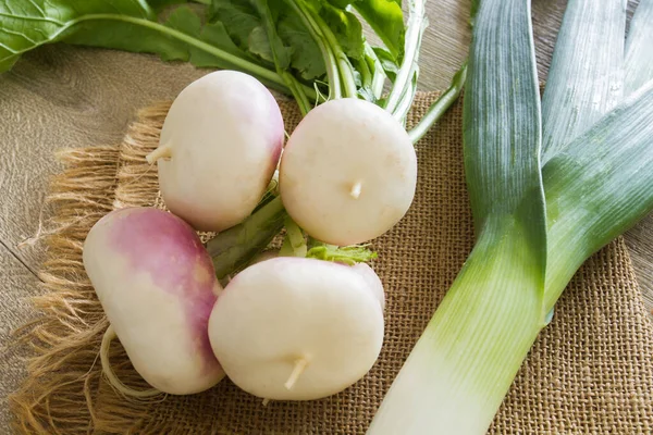 Lobak Segar Dan Daun Bawang Pada Serbet Kain — Stok Foto