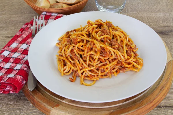 Espaguetis Con Salsa Tomate Plato Blanco —  Fotos de Stock