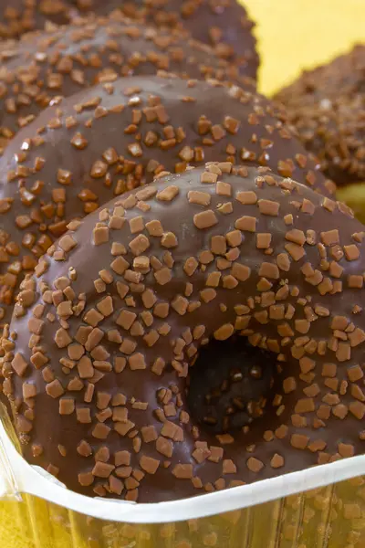 Крупным Планом Вкусных Шоколадных Пончиков — стоковое фото