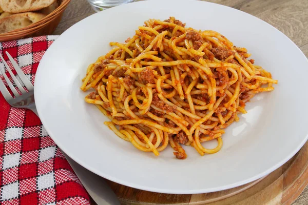 Espaguete Com Molho Tomate Uma Placa Branca — Fotografia de Stock