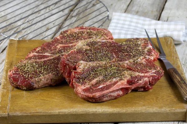 Rauw Rundvlees Met Droge Kruiden Het Bord — Stockfoto