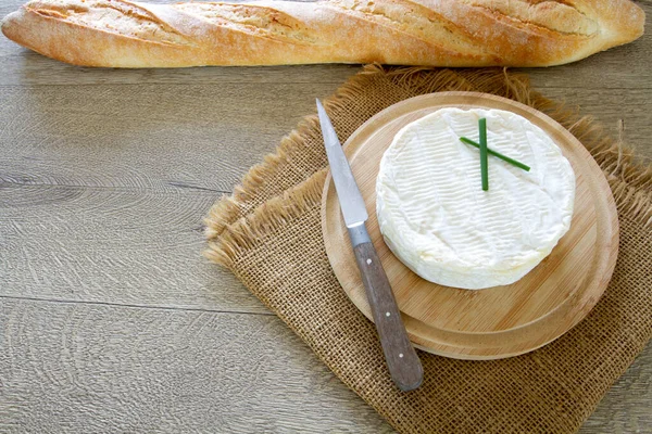 Queso Camembert Sobre Tabla Madera — Foto de Stock