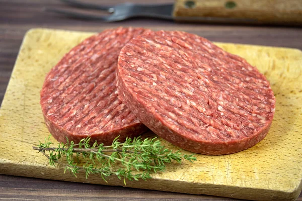 Deux Steaks Hachés Boeuf Cru Sur Une Planche Découper Bois — Photo