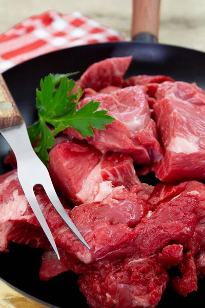 Stücke Rohes Rindfleisch Mit Einem Zweig Petersilie Und Einer Tranchiergabel — Stockfoto