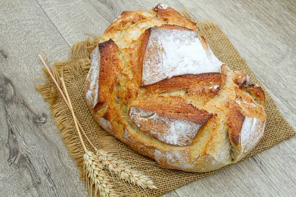 Vers Gebakken Wit Brood Een Servet Twee Tarwespikkels — Stockfoto