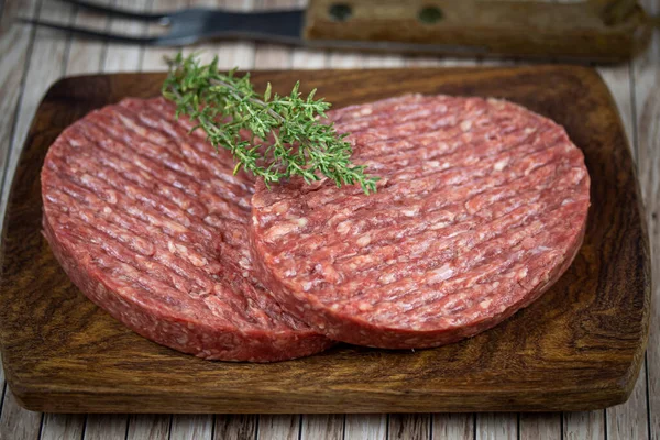 Deux Steaks Hachés Boeuf Cru Sur Une Planche Découper Bois — Photo