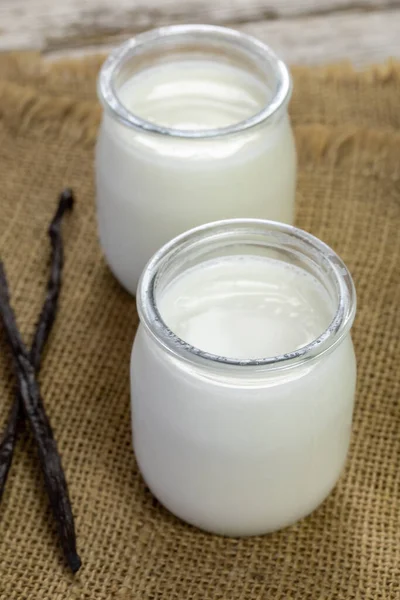 Jogurt Szklanych Słoikach Serwetce — Zdjęcie stockowe