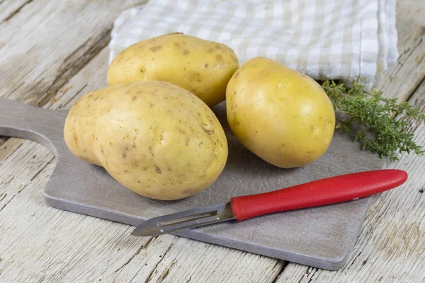 Patate Crude Tagliere Legno — Foto Stock