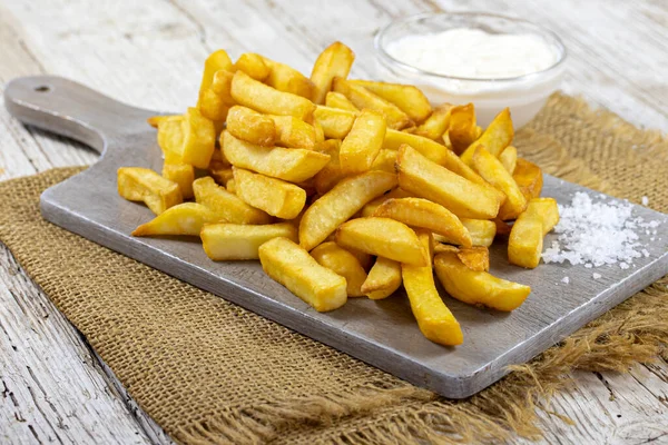 Pile Frites Sur Une Planche Découper Acier — Photo