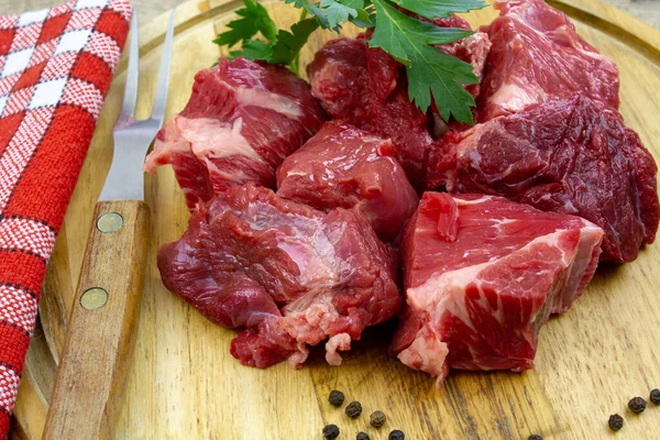 Trozos Carne Cruda Con Granos Pimienta Una Ramita Perejil Sobre — Foto de Stock