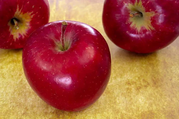 Красные Яблоки Золотом Фоне — стоковое фото
