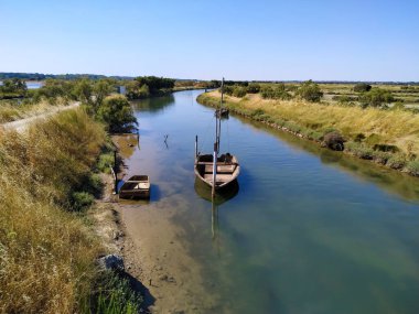 Nehirde bir tekne manzarası