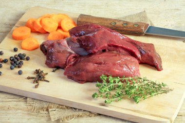 Baharatlı ve bıçaklı çiğ domuz eti.