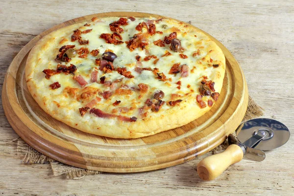 Pizza Mit Käse Und Tomaten Auf Holztisch — Stockfoto