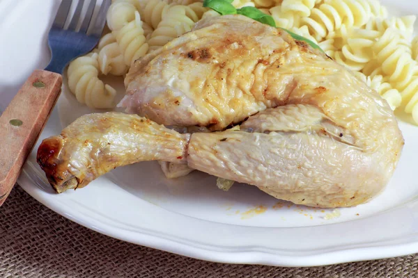 Ayam Kaki Dan Pasta Piring — Stok Foto