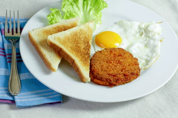 Tallrik Med Panerat Kött Ägg Och Rostat Bröd — Stockfoto