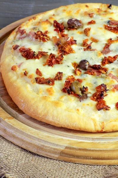 Pizza Con Formaggio Pomodori Sul Tavolo Legno — Foto Stock