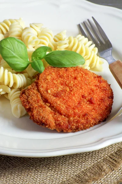 Escalope Panée Pâtes Dans Une Assiette Blanche — Photo