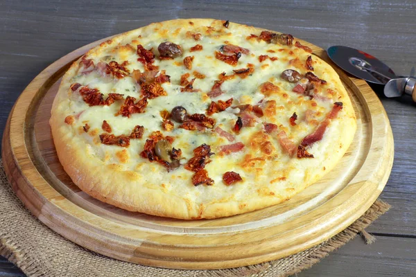 Pizza Met Kaas Tomaten Houten Tafel — Stockfoto