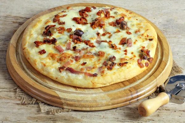 Pizza Mit Käse Und Fleisch — Stockfoto