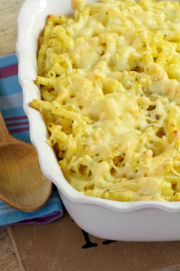 Tahta masada makarna ızgarası.