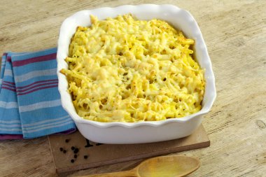 Tahta masada makarna ızgarası.