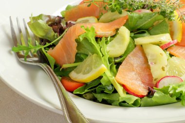 Somon füme salata ve roka.