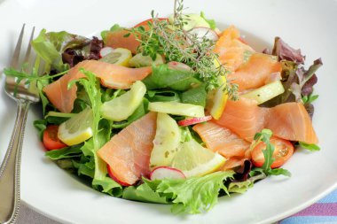 Somon füme salata ve roka.