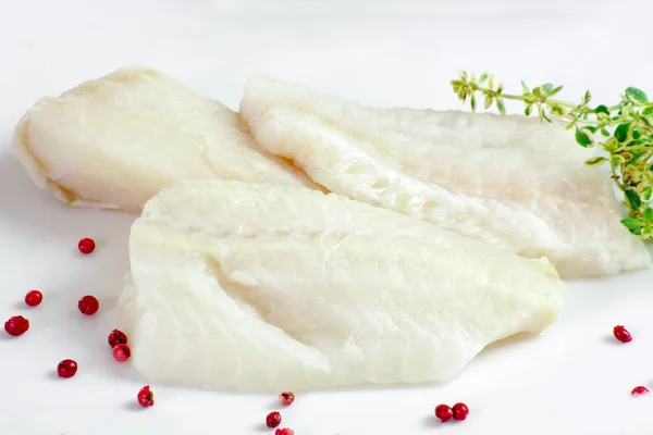 Tabakta çiğ deniz levreği filetosu.