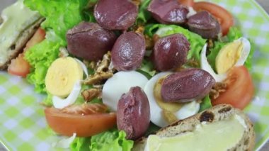 yeşil salata ve çiğ sebze.