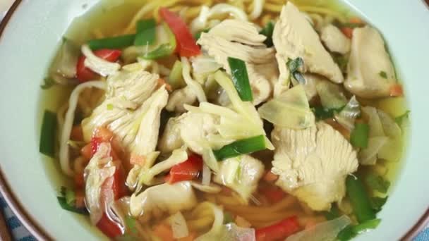 ラーメン 鶏と麺のスープ 野菜と麺のチキンヌードルのスープ — ストック動画