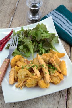 Kızarmış patates ve tavuklu salata.